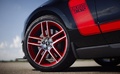 Ford Mustang Boss 302 Laguna Seca - Rouge/noire - détail, jante+sticker