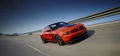 Ford Mustang Boss 302 - Orange/noir - 3/4 avant droit, dynamique