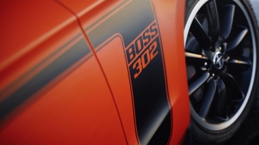 Ford Mustang Boss 302 - orange/noir - détail, jante+sticker