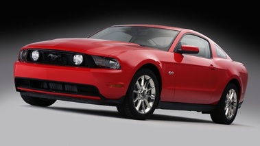 Ford Mustang GT 2011 - rouge - 3/4 avant gauche