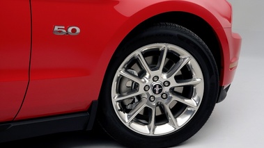 Ford Mustang GT 2011 - rouge - détail, aile et jante
