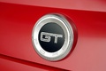 Ford Mustang GT 2011 - rouge - détail, logo