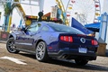 Ford Mustang GT bleu 3/4 arrière gauche penché