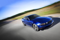 Ford Mustang GT bleu 3/4 avant droit travelling penché