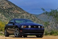 Ford Mustang GT bleu 3/4 avant droit