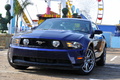 Ford Mustang GT bleu 3/4 avant gauche penché