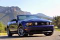 Ford Mustang GT Convertible bleu 3/4 avant droit penché