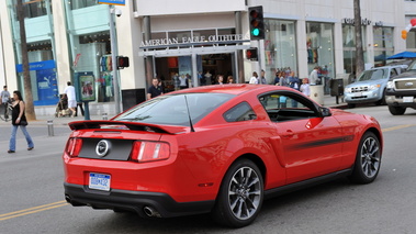 Ford Mustang GT CS rouge 3/4 arrière droit penché