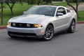 Ford Mustang GT gris 3/4 avant gauche debout