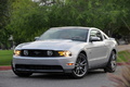 Ford Mustang GT gris 3/4 avant gauche