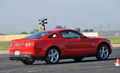 Ford Mustang GT rouge 3/4 arrière droit penché