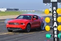 Ford Mustang GT rouge 3/4 avant gauche burn