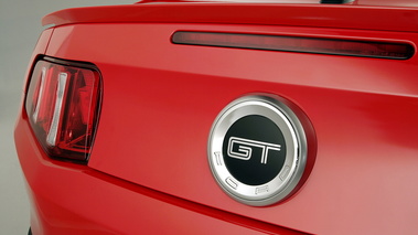 Ford Mustang GT rouge logo coffre