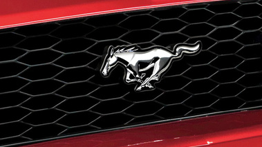 Ford Mustang - rouge - logo