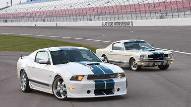 Shelby GT350 - blanc/bleu - 3/4 avant droit +  Shelby GT350 de 1965