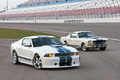 Shelby GT350 - blanc/bleu - 3/4 avant droit +  Shelby GT350 de 1965