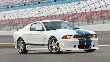 Shelby GT350 - blanc/bleu - 3/4 avant droit