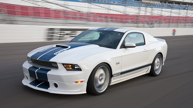 Shelby GT350 - blanc/bleu - 3/4 avant gauche, dynamique