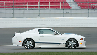 Shelby GT350 - blanc/bleu - profil droit