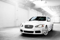 Jaguar XFR blanc 3/4 avant gauche