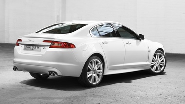 Jaguar XFR blanche 3/4 arrière