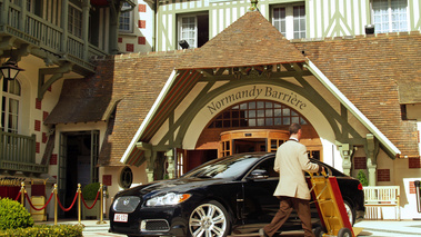  Jaguar XFR noire Deauville Statique Hôtel