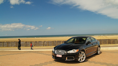  Jaguar XFR noire Deauville Statique plage 