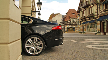  Jaguar XFR noire Deauville Statique rue casino