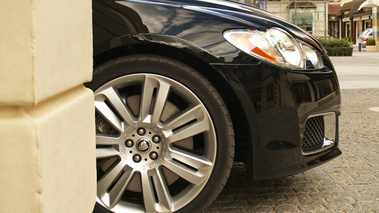 Jaguar XFR noire Détail roue 