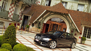 Jaguar XFR noire Normandy Barrière 3/4 avant gauche penché