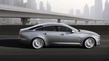 Jaguar XJ - grise - profil