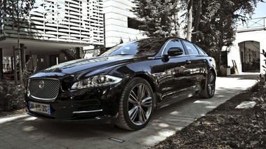 Jaguar XJ Noir 3/4 avant proche