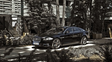 Jaguar XJ Noir 3/4 avant