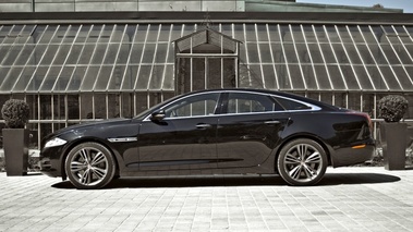 Jaguar XJ Noir Lateral