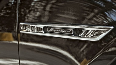 Jaguar XJ Noir ouïe laterale