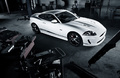 Jaguar XK Speed Pack  - blanche - 3/4 avant droit, dans un garage