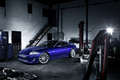 Jaguar XK Speed Pack  - bleue - 3/4 avant gauche, dans un garage