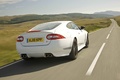 Jaguar XKR blanc 3/4 arrière droit travelling penché