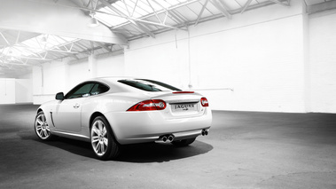 Jaguar XKR blanc 3/4 arrière gauche