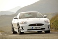 Jaguar XKR blanc 3/4 avant droit penché