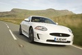 Jaguar XKR blanc 3/4 avant droit travelling penché 2