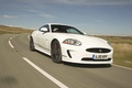 Jaguar XKR blanc 3/4 avant droit travelling penché