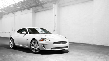 Jaguar XKR blanc 3/4 avant droit