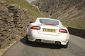 Jaguar XKR blanc face arrière travelling penché