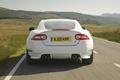 Jaguar XKR blanc face arrière travelling