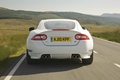 Jaguar XKR blanc face arrière travelling