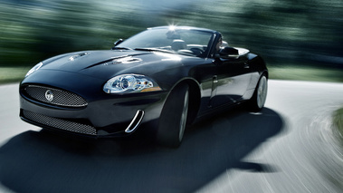 Jaguar XKR Cabriolet noir 3/4 avant gauche travelling