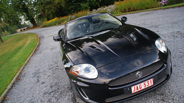 Jaguar XKR Cabriolet noir face avant penché