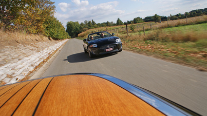 Jaguar XKR Cabriolet noir face avant travelling penché