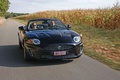 Jaguar XKR Cabriolet noir face avant travelling